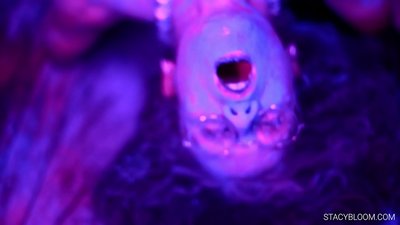 El bebè es masturba davant la càmera i arriba a l'orgasme.