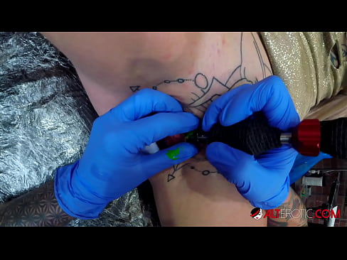 ❤️ La bomba Sully Savage, molt tatuada, es va tatuar al clítoris ️❌ Porno dur al ca.pornoxlxx.ru ❌️❤